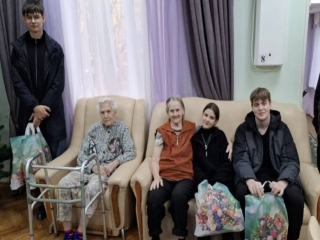 ПОМОГАТЬ СЛОВОМ И ДЕЛОМ